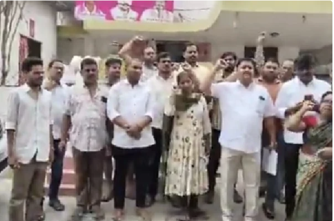 2BHK scheme applicants stage protest at BRS candidate’s house